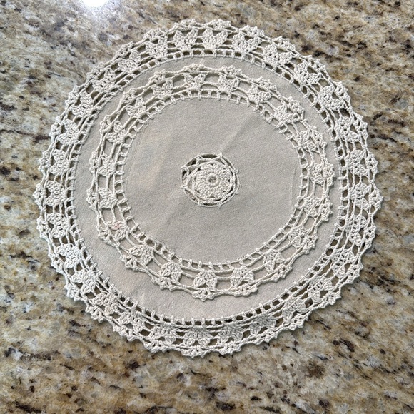 NWOT 7 Pc Farmhouse Cottagecore Round Crochet Doilies 4 Large 3 Small - Picture 8 of 8